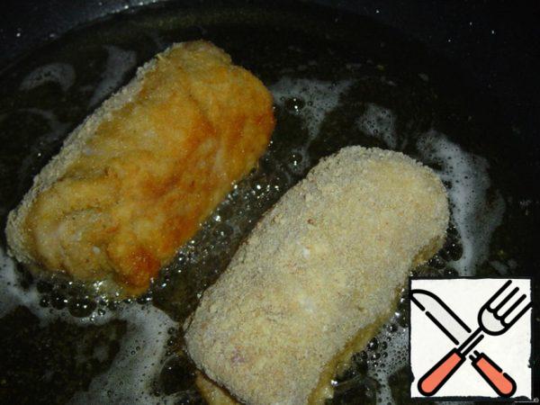 And deep-fry for 10 minutes. To be completely sure that the roll is ready, you can send it to the oven for 15-20 minutes, covered with foil.