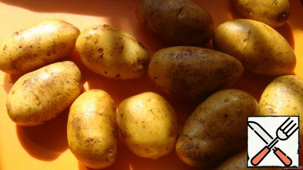 Preparation of products is very fast, so first we put the oven on heating. Preheat to 180-200 degrees.
And we cook our potatoes. It is desirable that it is approximately the same size.
Potatoes are thoroughly washed. Do not dry!