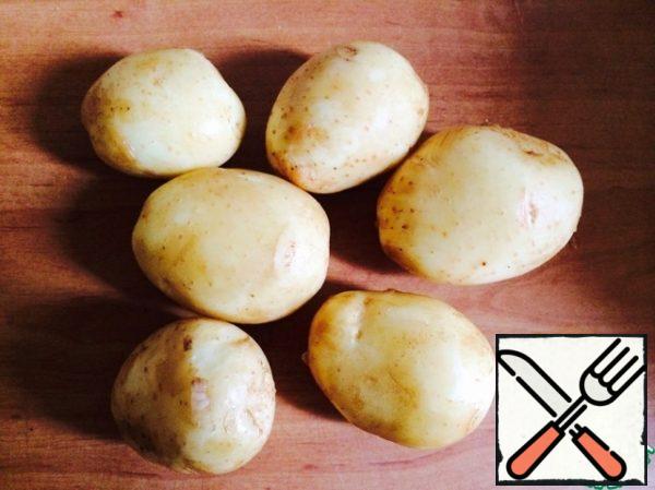 I took new potatoes, so I didn't cut the skin, but just washed it thoroughly with a brush. If you have "old" potatoes, peel them. You don't need to cut it into pieces. Then pour water and boil over high heat after boiling for 7-8 minutes.