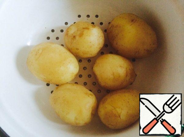 Toss in a colander. Dry with a napkin. Season with salt and pepper.