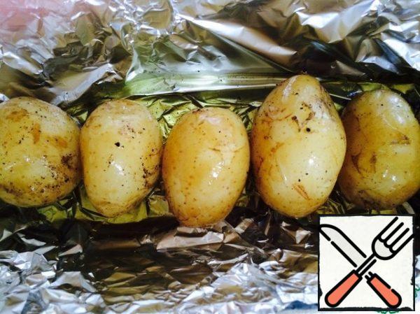 Put the potatoes in a single layer, send them to the preheated oven (200 gr.) for 30 minutes.