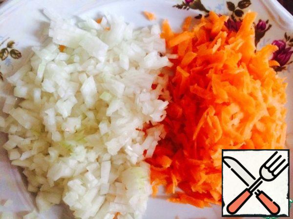 We cut the onion, rub the carrot.