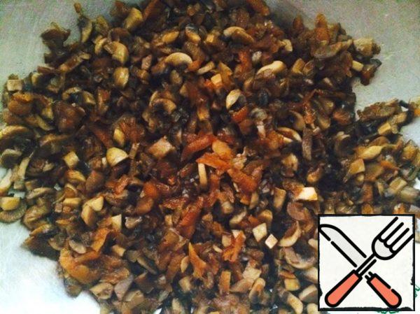 Fry the mushrooms, onions and carrots, adding soy sauce and favorite spices, in vegetable oil (I like olive oil) until the liquid from the mushrooms completely evaporates. Put them in a bowl.
