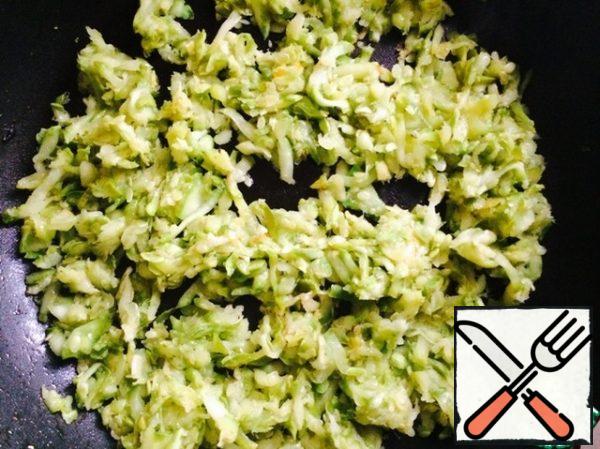 By this time, our zucchini had already started the juice. Drain the juice (I squeeze out the excess juice through cheesecloth) and fry the grated zucchini in vegetable oil until soft. For the first couple of minutes, you can fry under the lid, then remove the lid so that the excess water evaporates. At the end of frying, squeeze the garlic into the zucchini and add the chopped herbs. Try it with salt, if unleavened-a little salt (although, as you remember, we already added salt at the very beginning)