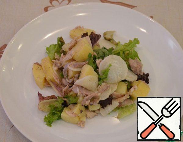 Cut the boiled potatoes into a large cube.
We cut chicken meat into pieces.
Cut the radish into slices.
Add the lettuce leaves.
In a bowl, mix olive oil, salt, sugar, ground black pepper, mustard and balsamic vinegar.
