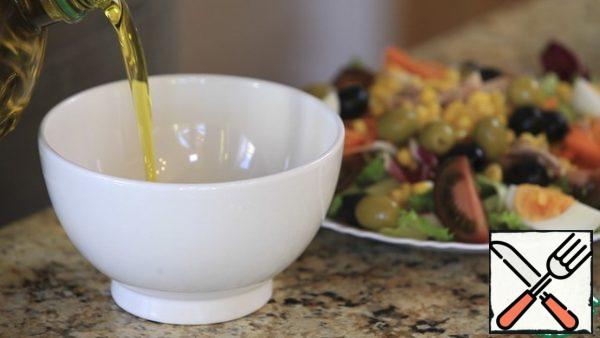 Now it's up to the vinaigrette sauce. It is quite simple.
We pour olive oil into a cup - necessarily unrefined, delicious!In general, using refined oil for salad is to increase the caloric content of the salad and at the same time not get a whole bunch of trace elements that are in unrefined! So choose a delicious, fragrant cold-pressed!