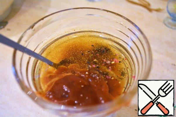 We prepare the dressing:
to do this, mix vegetable oil, vinegar, ketchup, pepper, curry in a small bowl.
Do not forget to add salt to the dressing.