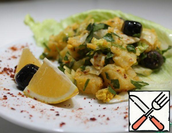 Cook the potatoes in a uniform and cut them into large pieces. Boil hard-boiled eggs and cut them not finely. Chop the parsley, onion, lettuce leaves. Combine everything, add spices and salt.