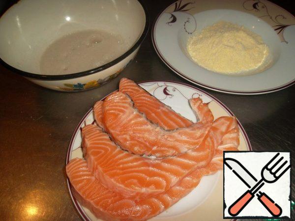 We cut the fish into "portions". I got 6 slices. Add a little salt to the whites, beat them lightly and pour them into a bowl. Pour the flour on a plate...