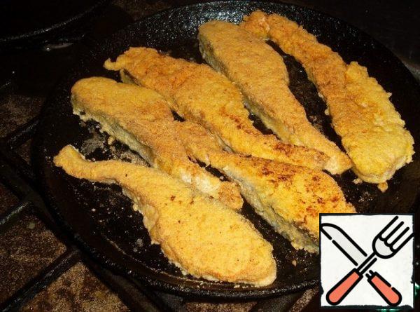 Pour olive oil into the frying pan, throw in the butter, warm it up well. Then the route of the fish is very simple: protein-flour-frying pan. Fry until a crust forms...