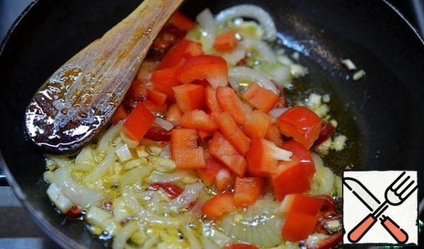 Shallots cut into half rings, sweet pepper cubes, add to the pan. Fry it.