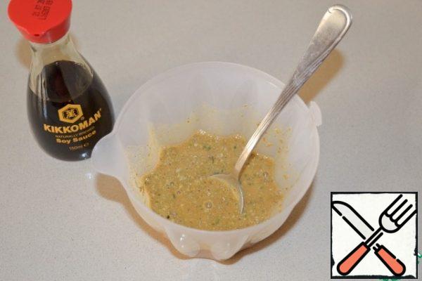In a bowl, combine the lemon juice, 4 tablespoons of soy sauce, 2 tablespoons of mustard, 0.5 teaspoons of garlic powder, a little oregano and thyme.