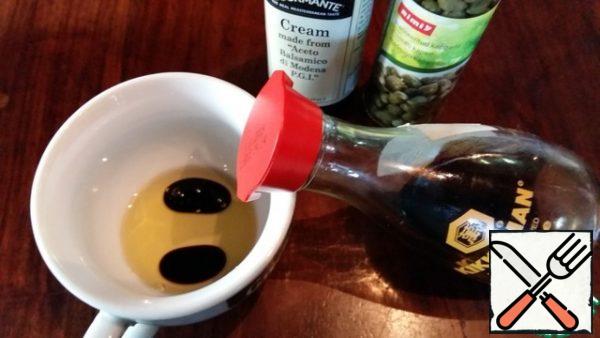 Mix vegetable oil with soy sauce, balsamic cream and garlic.