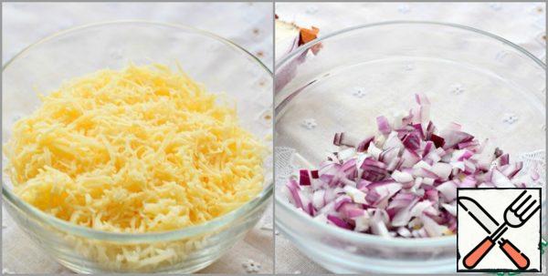 Grate the cheese on a fine grater.
Chop the onion very finely.