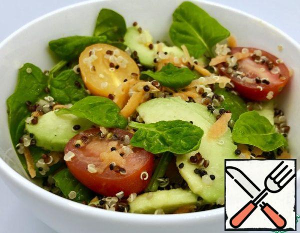 Wash the quinoa in a sieve and boil it (the ratio of cereals:water - 1:2, cooking time 15-20 minutes). Grate the carrots, cut the avocado, cut the cherry tomatoes into halves. 