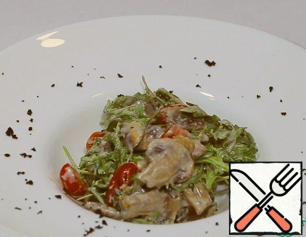 4) Coarsely chop the tomatoes, and chop the arugula.
5) Pour the sauce with mushrooms to the vegetables and mix.
