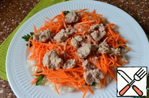 Put the carrots and pieces of cod liver on the rice.