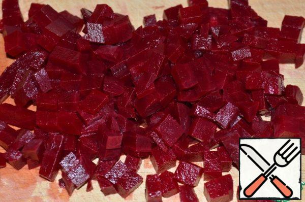 Prepare all the products: peel the vegetables and eggs, wash the greens and dry them.
Cut the beetroot into cubes.