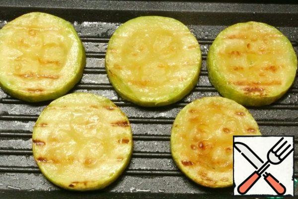 Fry in a grill pan in vegetable oil on both sides of the zucchini circles. It is not necessary to salt, since the salt will be in the sauce.