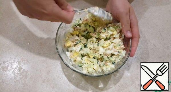 Mix the cucumber, eggs and tuna with mayonnaise. I'm salting a little, but it's not necessary to do this. Taste the salad and add salt if desired.