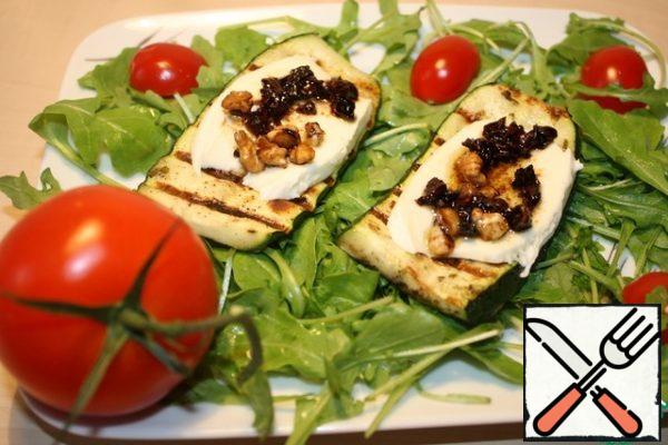 Put a piece of mozzarella on each plate and grease with a tomato-nut mixture.