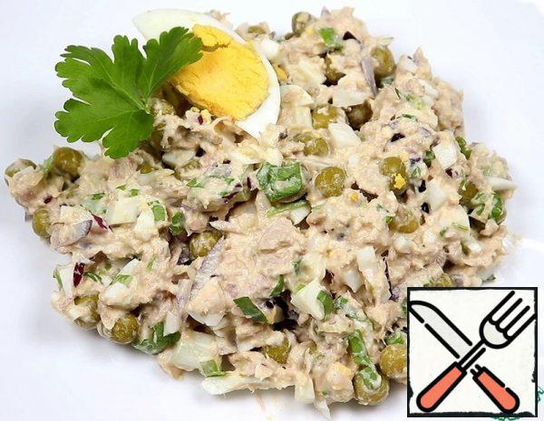 1. Boil the eggs and cool them.
2. Drain the water from the tin of canned tuna. Put the tuna in a dish and mash it with a fork.
3. Cut the eggs and red onion into cubes. Chop the greens. Add everything to the tuna dish.
