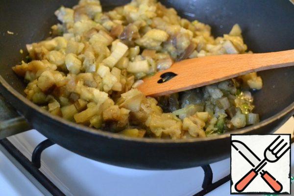 Cut the eggplant pulp and add it to the onion.
Add salt and pepper to taste.
Add finely chopped garlic. Gently mix and remove from heat.