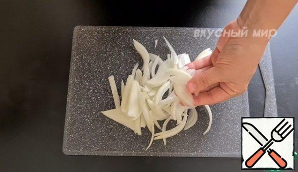 Cut the onion thinly into feathers