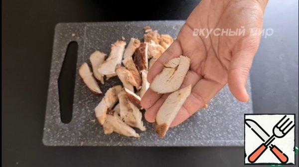 Cut the chicken breast into small pieces in any shape.