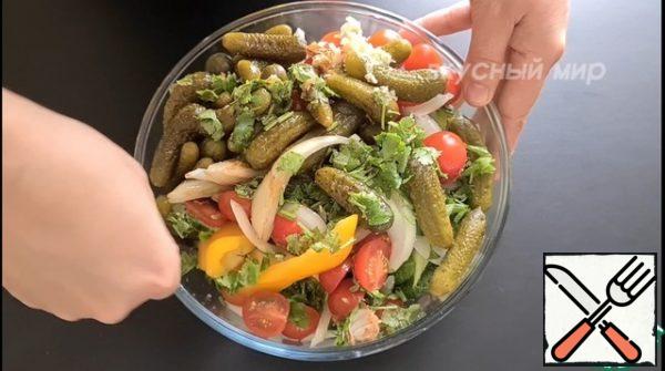 In a bowl, put the chopped breast, vegetables, gherkins, coriander, 3 garlic cloves, 0.5 tsp salt, 1 tsp sugar, 2 tsp soy sauce, 9% vinegar, 50 ml vegetable oil and mix everything well