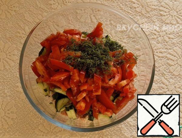 All the ingredients are cut into thin strips. Finely chop the greens. In a bowl, we combine all the chopped ingredients.
