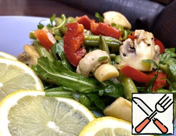 We cut the Bulgarian pepper into large cubes and send it to the mushrooms and asparagus in a bowl. Here we also add arugula. Sprinkle with the juice of half a lemon and mix.
A warm salad with mushrooms and arugula is ready!