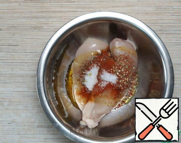 Carefully sprinkle the meat with the prepared mixture, add salt and oil .