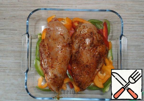 On an improvised "pillow" I spread a chicken, liberally greased with a mixture of herbs and oil .
