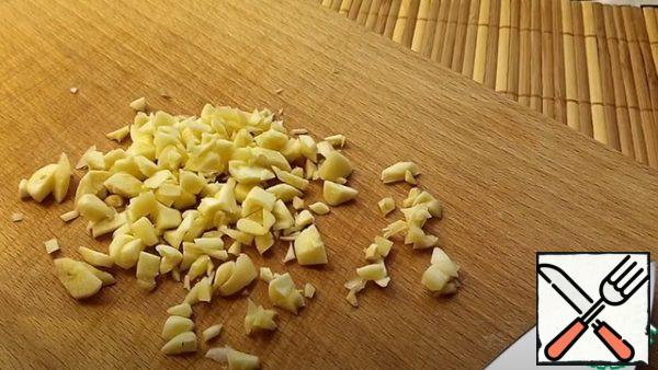 Cut the garlic into a small cube, transfer it to the onion. We put it aside.