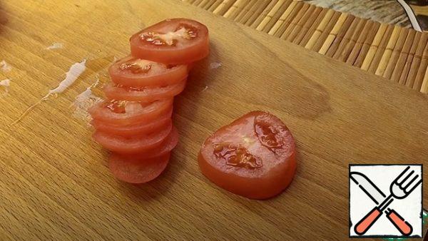 Cut the tomato