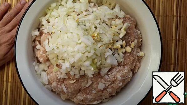 Minced meat should be thawed in advance. After that, we transfer it to a bowl, salt, pepper, shift the onion with garlic. Mix everything well.
