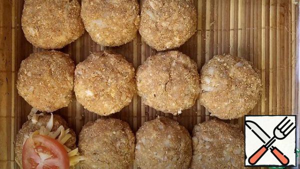 We roll meat balls from minced meat, they can be panicked in breadcrumbs. We transfer it to a baking sheet ( I have a glass one )