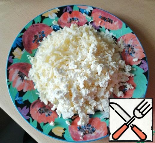 Grate the cheese and crumble the cheese.
In the original, kashkaval cheese, but suluguni will work well.