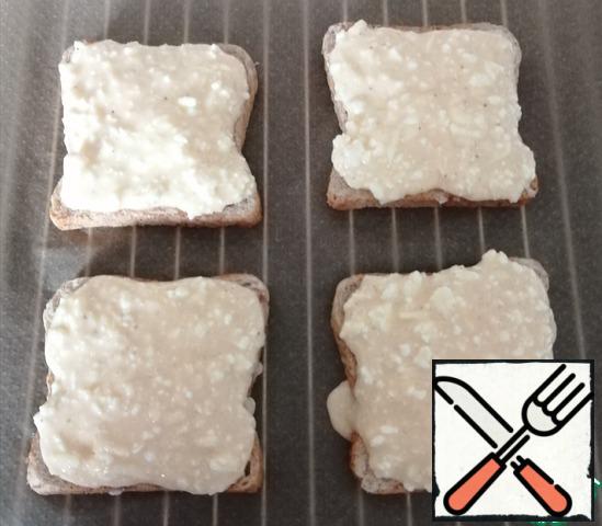 Beat two eggs and add cheese, pepper and salt, if you need more salt, to taste.
We distribute the filling on the bread.