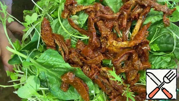 Cut the dried tomatoes into thin strips.