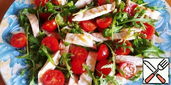 We spread the arugula first, then the tomatoes and the chicken on top, salt, pepper, pour lemon juice, if desired,
and, necessarily, before serving!
If you need a more satisfying salad, you can add one or two potatoes to it, previously boiled in a uniform and cut into a large piece.