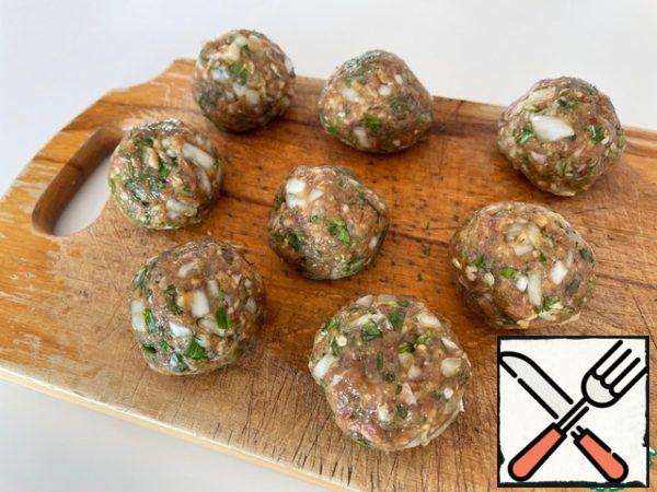 Chop the onion, garlic and herbs, mix with the rest of the ingredients. Salt and add your favorite spices to taste. We make cutlets the size of a small egg. From this amount of minced meat, 8 pieces turned out.