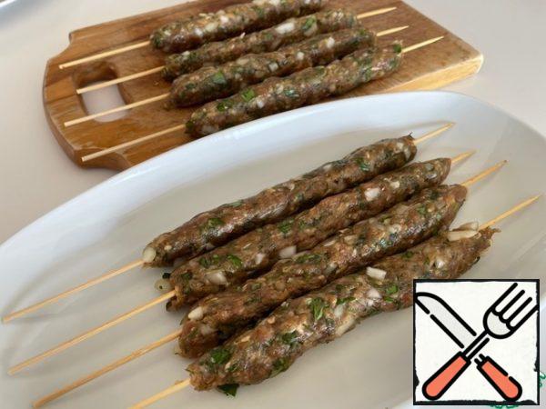 We string each cutlet on a skewer and knead it with the palm of our hand, giving an elongated shape. We put it in the refrigerator for 30 minutes.