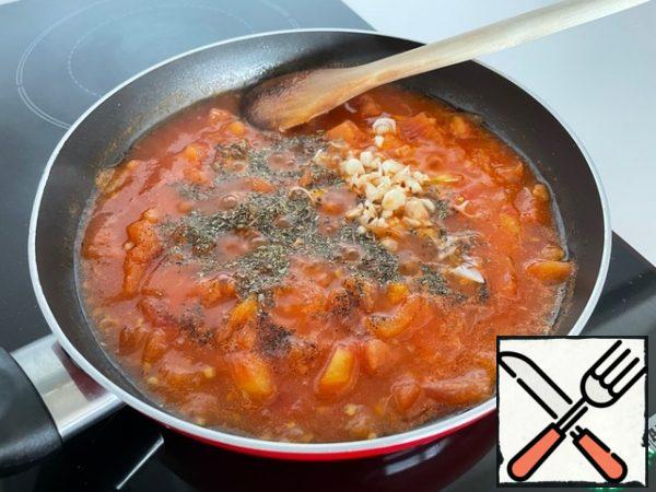 We prepare the sauce. Peel the tomatoes from the skin and chop them into small cubes. Stew with oil, add tomato paste for color, add the desired amount of water. Boil for 5 minutes, add salt to taste, garlic and your favorite spices. Basil or oregano will give a very good taste to the sauce.