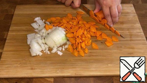 Cut the carrots and onions into small pieces.