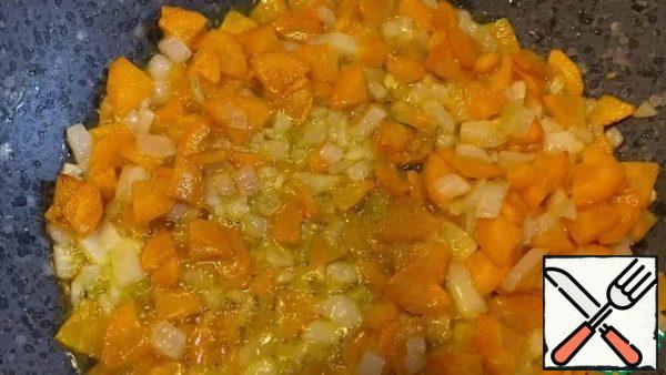 Fry the vegetables in a mixture of butter and vegetable oil (until tender).