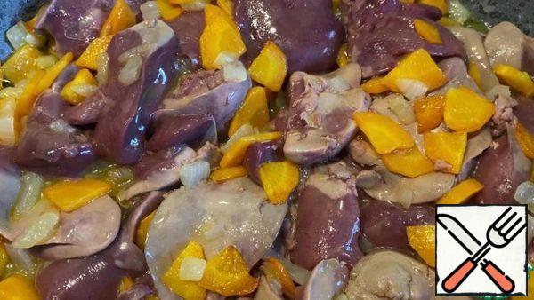 Add the liver peeled from the films and fry on high heat.