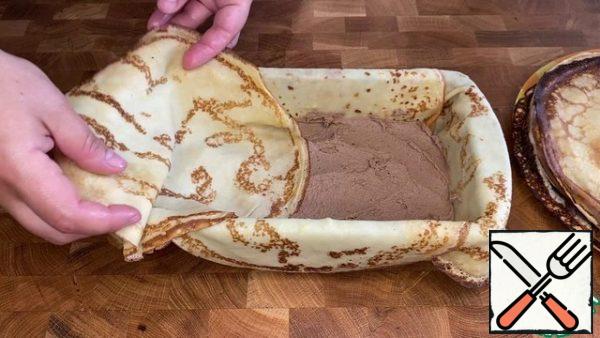 We spread a part of the pate. Another layer of pancakes. The number of layers can be increased by making the layers of pate a little thinner and adding a layer of pancakes.