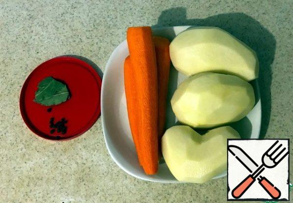 We crumble carrots and potatoes in small cubes. Rinse the lentils several times. It is not necessary to soak it.